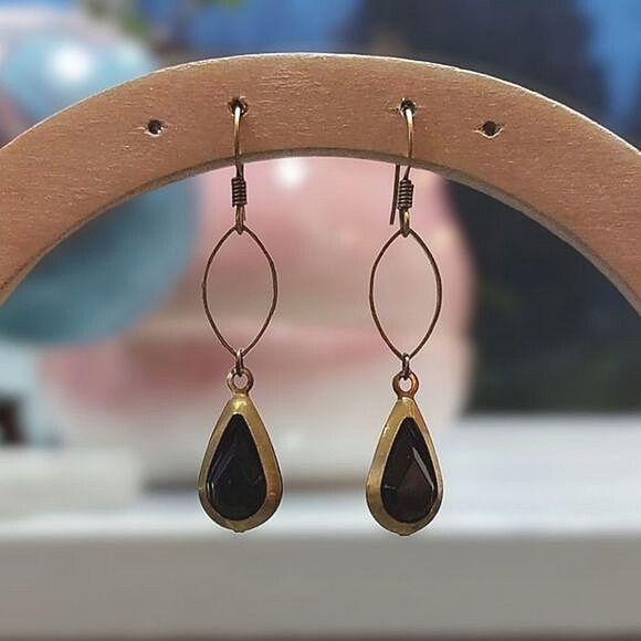 Vtg brass and black faceted acrylic tear drop dangle earrings - Picture 2 of 4